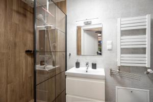 Kúpeľňa v ubytovaní DOMEK SUDECKI ZAKĄTEK - 2 APARTAMENTY 7- os Z GORĄCĄ BALIĄ ZEWNĘTRZNĄ + 37 fotografií