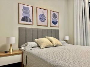 塞爾蘇拉穆斯州長鎮的住宿－Vista MAR! Apto alto padrão，卧室配有一张四幅画的墙壁床。