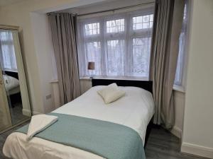 Rúm í herbergi á Elegant 2-Bedroom Double En-Suite Flat - London