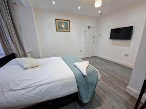 Giường trong phòng chung tại Elegant 2-Bedroom Double En-Suite Flat - London