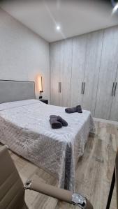 a bedroom with a bed with two towels on it at Habitación céntrica de Lujo Gv 3 in Valencia