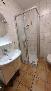 Koupelna v ubytování Lechbruck am See Feriendorf Hochbergle Haus 36