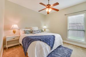 una camera con letto e ventilatore a soffitto di Spacious Zachary Home 12 Mi to Baton Rouge! a Zachary