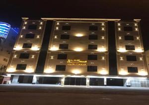 a building with lights on the side of it at اجنحة كنوز in Jeddah