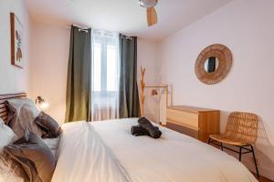 ein Schlafzimmer mit einem Bett, einem Stuhl und einem Fenster in der Unterkunft CŒUR DU VENTOUX Carpentras Bel appart 6 places in Carpentras