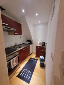 eine kleine Küche mit einem Teppich auf dem Boden in der Unterkunft Monteurzimmer/Ferienwohnung/Pension in Siegen