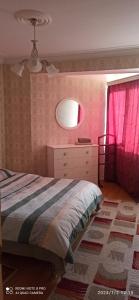 1 dormitorio con 1 cama, vestidor y ventana en Apartment in Tskaltubo - # 1 en Tskaltubo
