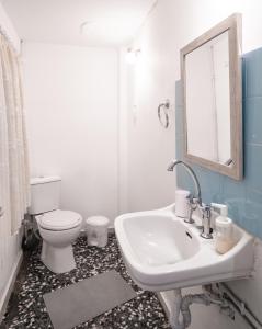 ein Badezimmer mit einem Waschbecken, einem WC und einem Spiegel in der Unterkunft Apartment 105 sq.m. near center in Patras