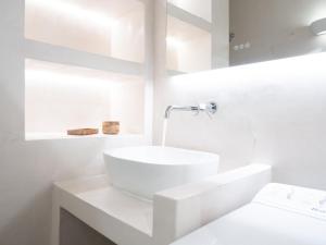 Bilik mandi di Seaview Apartment - Poros Relaxing Beachfront Flat +40 gambar