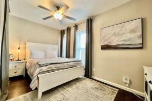 um quarto com uma cama e uma ventoinha de tecto em 1 Bd Hide away Historic Dayton, Oh Oregon District em Dayton
