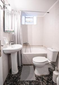 ein Badezimmer mit einem WC, einem Waschbecken und einer Badewanne in der Unterkunft Apartment 105 sq.m. near center in Patras