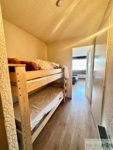 1 dormitorio con 2 literas en una habitación en Appartement Sous Berthet - 4 pers, en Habère-Poche