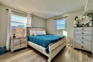een slaapkamer met een bed, een dressoir en een raam bij Sharp Spacious Middletown Apartment Free Laundry in Middletown
