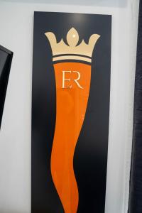 ein Schild mit einer Krone drauf in der Unterkunft Élite Rooms in Neapel