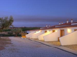 a house with white walls and a driveway at Herdade da Urgueira in Vale de Pousadas