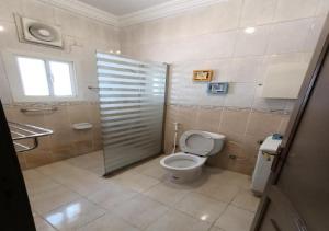 uma casa de banho com um WC e uma cabina de duche. em فندق الافاق بالنسيم em Jeddah