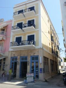 um edifício com um sinal em frente em Hotel Avra em Aegina Town