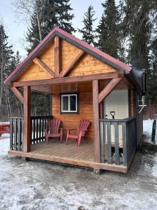 une cabine avec deux chaises et une table sur une terrasse dans l'établissement Eagle Cabin, à Golden