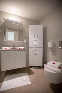 bagno con servizi igienici, lavandino e specchio di Bw Apartments Lux - Belgrade Waterfront a Sajmište