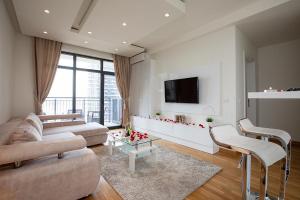 un soggiorno con divano e TV di Bw Apartments Lux - Belgrade Waterfront a Sajmište