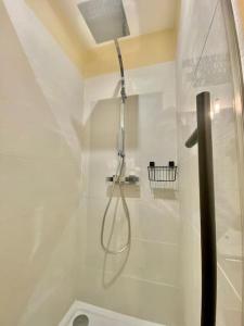 a bathroom with a shower with a hose at Le Kozy - Chambre hôtel en plein coeur de ville in Nîmes