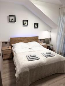 a bedroom with a bed with two towels on it at Talblick - Bad Griesbach THERME 26qm in Oberham