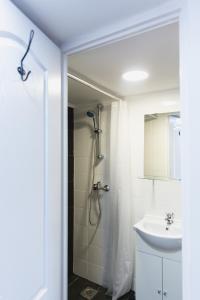 W łazience znajduje się prysznic i umywalka. w obiekcie Central Private Lofts w Budapeszcie