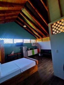 1 dormitorio con 1 cama y 1 mesa en una habitación en Villas Rincón del Sur, en Hone Creek