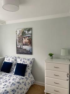 um quarto com uma cama e um quadro na parede em Apartament 333 em Varsóvia