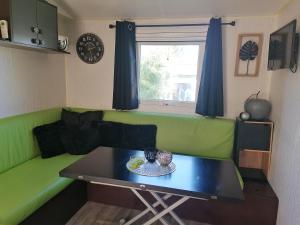 Posezení v ubytování Mobil-Home Cosy Climatisé 3 chambres
