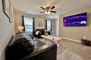 sala de estar con sofá de cuero y mesa en Brand New Home Walking distance to Spooky Nook, en Hamilton