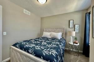 - une chambre avec un lit et une couverture bleue dans l'établissement Brand New Home Walking distance to Spooky Nook, à Hamilton