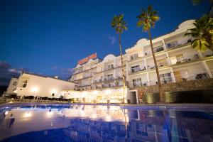 a hotel with a pool in front of a building at Cala D Or Apartamentos in Puerto Rico de Gran Canaria