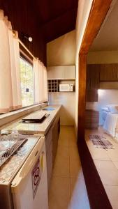 弗洛里亚诺波利斯Pousada Ilha dos Anjos的带水槽和炉灶的厨房 顶部烤箱