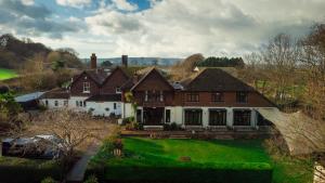 una vista aérea de una casa con césped verde en Tottington Manor Hotel, en Henfield