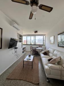 - un salon avec un canapé blanc et une table dans l'établissement Apartamento en Edificio Uruguay (Punta del Este), à Punta del Este