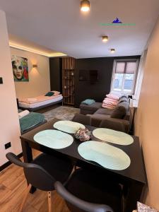 - un salon avec une table et un canapé dans l'établissement Schweizerhaus Apartments, à Karpacz