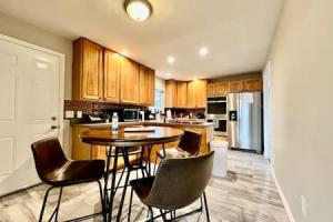 een keuken met een tafel en stoelen. bij Beautiful home Among trees outside the city in Dent