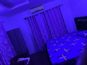 Classic suites chillout : غرفه ازرق عليها سرير مع صليب