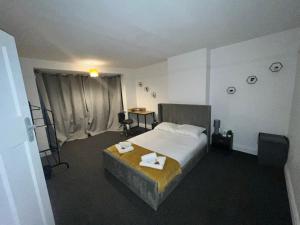 een hotelkamer met een bed en een raam bij House Parking Contractors in Leicester