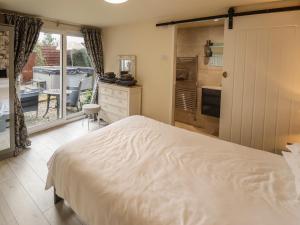 a bedroom with a bed and a kitchen at Sunnyside in Barrow upon Humber