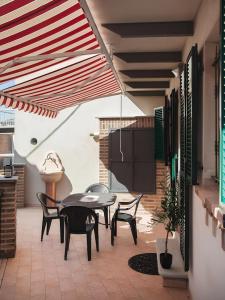 a patio with a table and chairs and a kitchen at La Terrazza del Barbaresco in Barbaresco