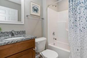 ein Badezimmer mit Waschbecken, Toilette und Dusche in der Unterkunft BRAND NEW Home away from Home among the Nook in Hamilton + 19 Fotos