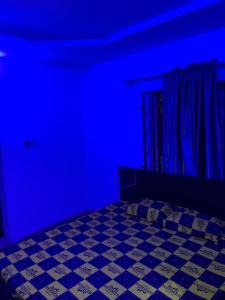 Classic suites chillout : غرفة زرقاء مع سرير في غرفة مع ضوء أزرق