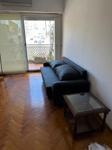 Ruang duduk di Amplio departamento en Belgrano 1 dormitorio Se abona en dolares Ver precio en USD