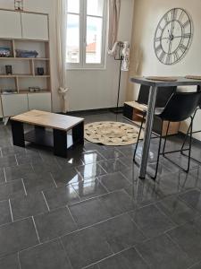 Studio centre historique vue Mer的休息区