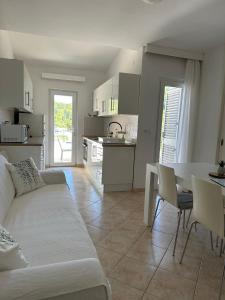 Villa Hosta Apartments في هفار: غرفة معيشة ومطبخ مع أريكة وطاولة