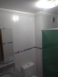 ein Bad mit einem WC und einer grünen Dusche in der Unterkunft #Apto a beira-mar na Praia do Sul de Ilhéus in Ilhéus