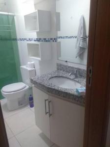 ein Bad mit einem Waschbecken und einem WC in der Unterkunft #Apto a beira-mar na Praia do Sul de Ilhéus in Ilhéus