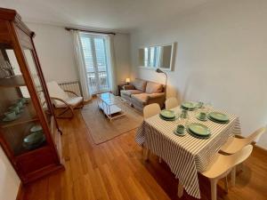 a living room with a table and a couch at Apartamento frente al Kursaal y la playa in Donostia-San Sebastián
